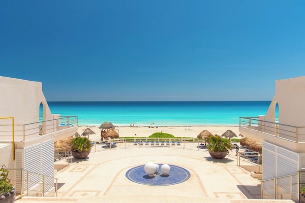 Sulla spiaggia, lettini da mare, teli da spiaggia