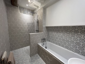 Combined shower/bathtub, hair dryer, towels, soap