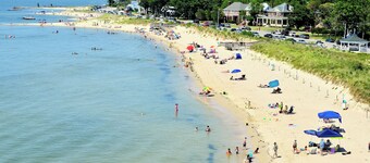 "Seahorse Retreat" Condo 1 block from Beach in historic Cape Charles!