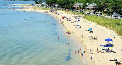 "Seahorse Retreat" Condo 1 block from Beach in historic Cape Charles!