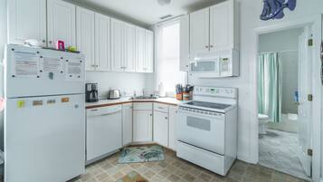 Réfrigérateur, micro-ondes, plaque de cuisson, lave-vaisselle