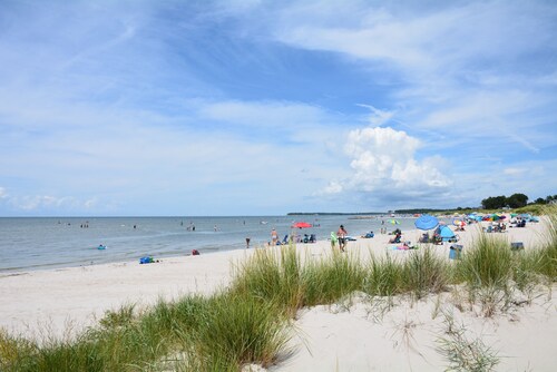 "Seahorse Retreat" Condo 1 block from Beach in historic Cape Charles!