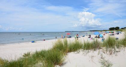 "Seahorse Retreat" Condo 1 block from Beach in historic Cape Charles!
