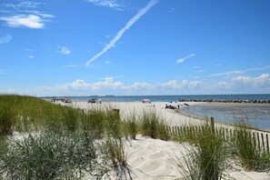 Una spiaggia nelle vicinanze