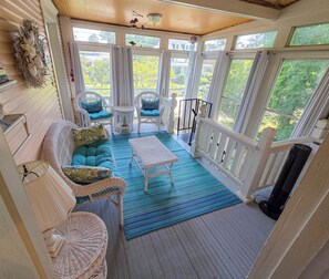 Smart TV, table football, books - Circa 1912 charm. 1 block to beach. Sleeps 12. Equipped recreation room! (Cape Charles)