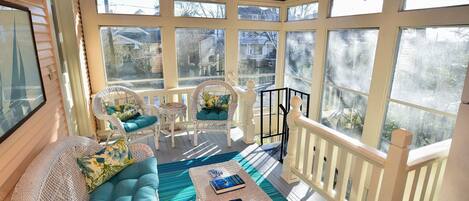 Smart-TV, Tischfußball, Bücher