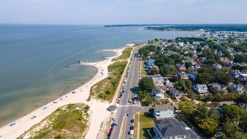 Just One House From The Beach Barefoot Bungalow Offers A Sweet Beach Vacation