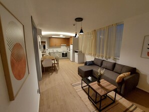Appartement économique, rez-de-chaussée | Aire de séjour | Téléviseur connecté de 32 po avec télévision par satellite, téléviseur