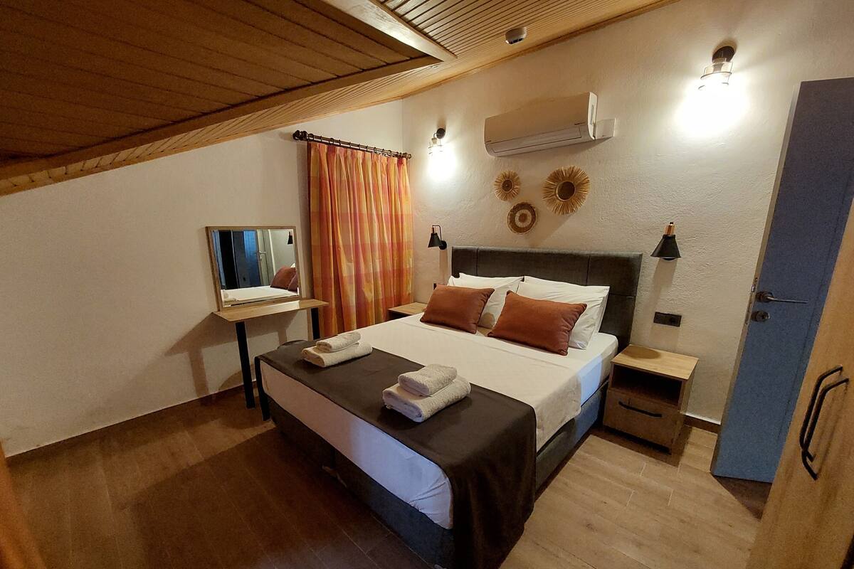 Deluxe Apartment | In-room safe, desk, laptop workspace, blackout drapes