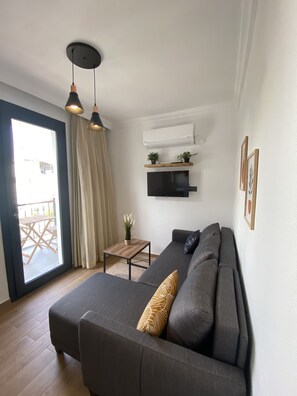 Standard Apartment | Living area | 32-inch Smart TV with satellite channels, TV - Duru Stone House (Datça)