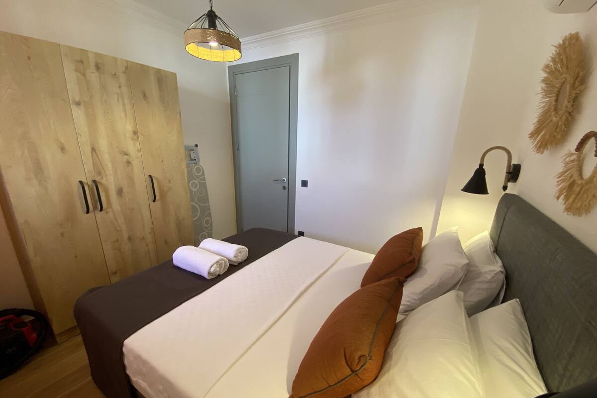 Standard Apartment | In-room safe, desk, laptop workspace, blackout drapes