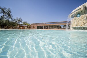 2 piscinas al aire libre, sombrillas, sillones reclinables de piscina
