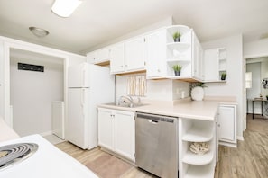 Frigorifero, microonde, forno, piano cottura