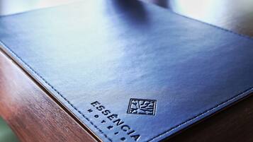 Una mesa de madera con una libreta de cuero azul etiquetada