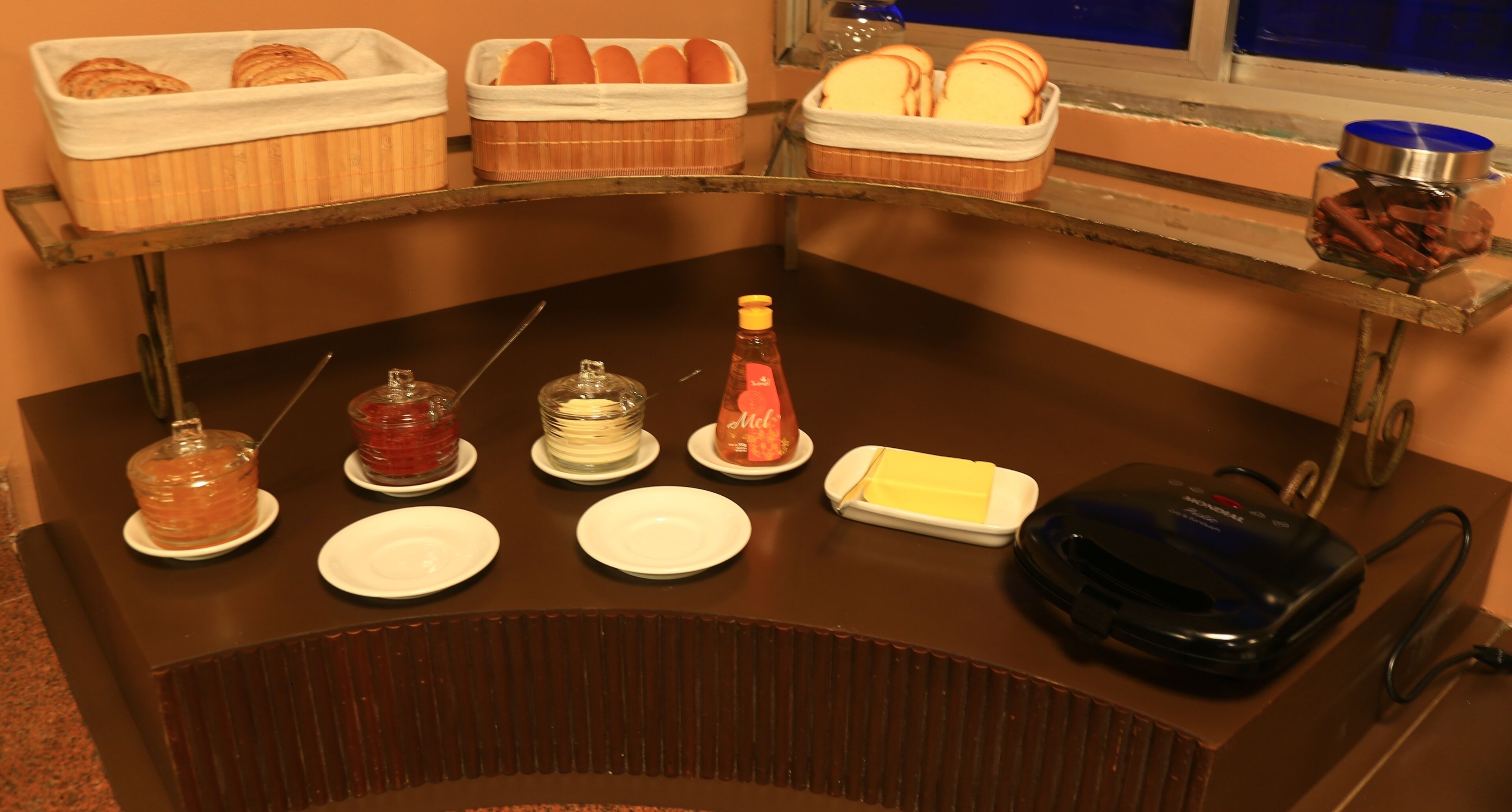 Un buffet proposant une variété de plats et d'accompagnements.