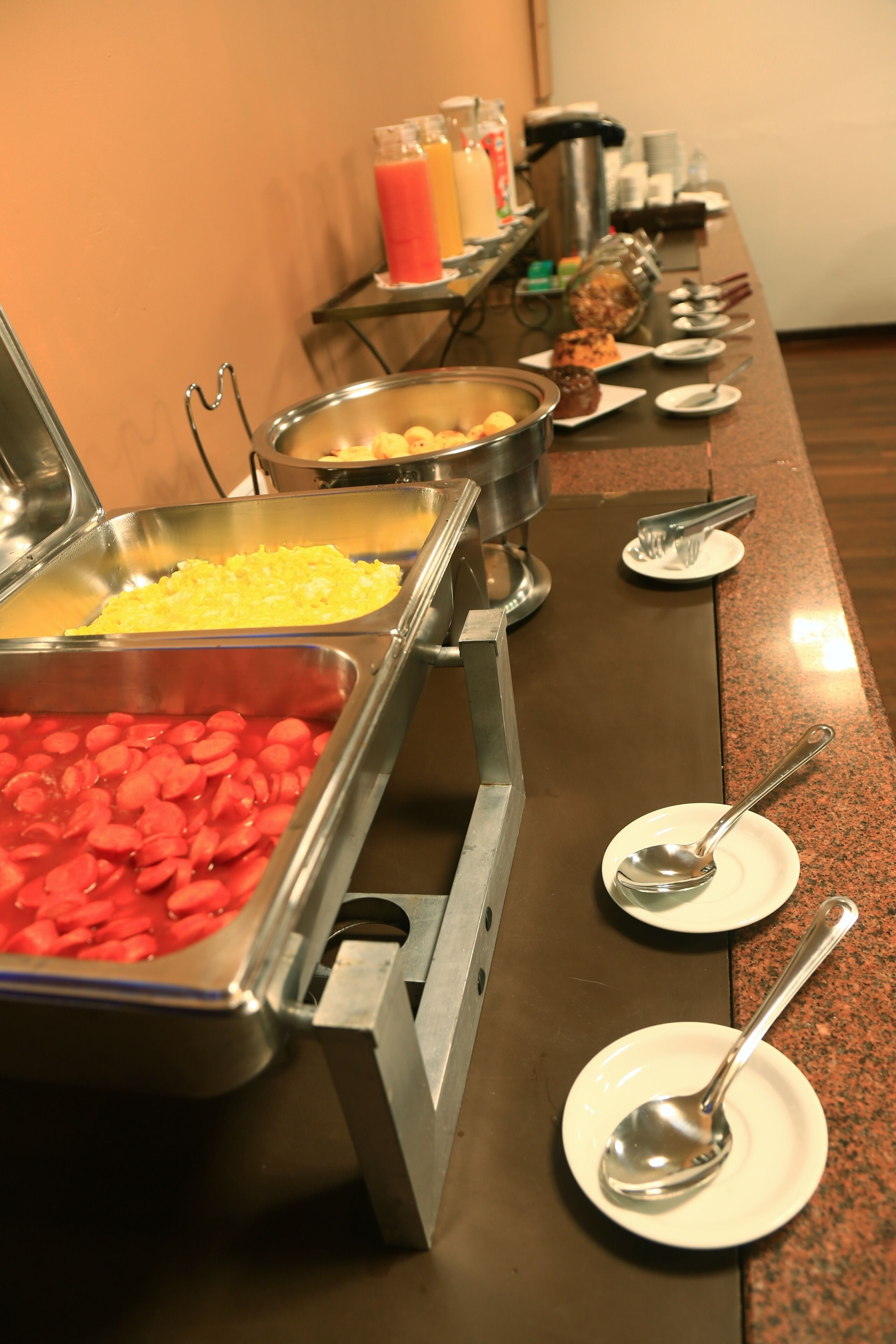 Buffet amb diferents plats i utensilis.