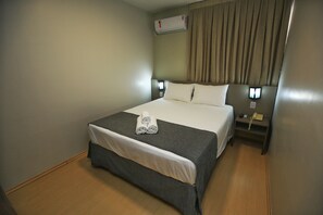 Hypo-allergenic bedding, desk, laptop workspace, free WiFi - Essência Hotel Pato Branco (Pato Branco)