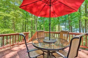 Outdoor dining - Pet Friendly, 2 Kayaks, Covered Boat Slip, Wifi! Come Visit "Sunrise Cove"! (Huddleston)
