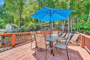 Outdoor dining - Pet Friendly, 2 Kayaks, Covered Boat Slip, Wifi! Come Visit "Sunrise Cove"! (Huddleston)