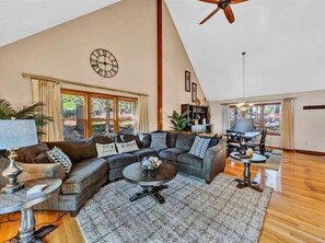 TV, ping pong - Pet Friendly, 2 Kayaks, Covered Boat Slip, Wifi! Come Visit "Sunrise Cove"! (Huddleston)