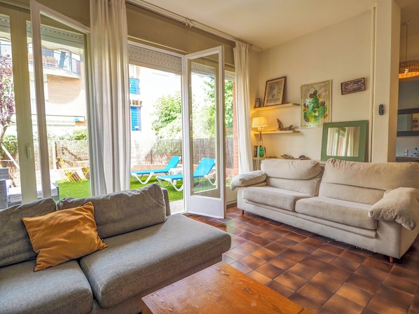 TV, fireplace - Ocean Spirit House by Hello Homes Sitges (Sitges)