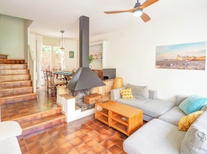 TV, fireplace