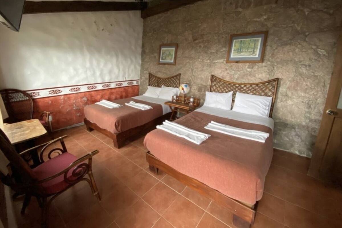 Quarto luxo, banheira | Edredons de pluma, individualmente mobiliados, roupa de cama
