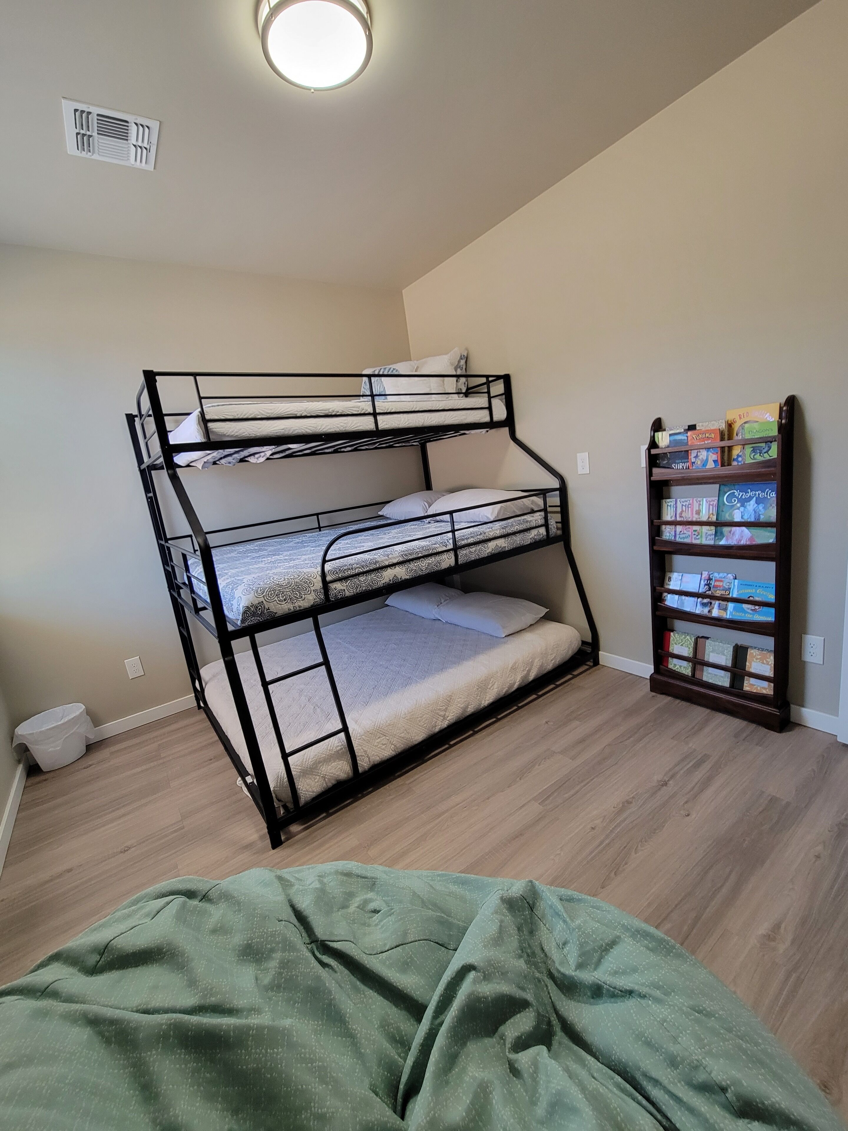 4 slaapkamers, een strijkplank/strijkijzer, reisbedje, gratis wifi