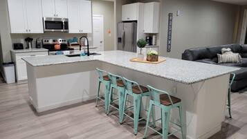 Kylskåp, mikrovågsugn, ugn och spishäll