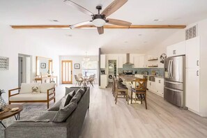 TV connectée, cheminée, table de tennis de table, livres