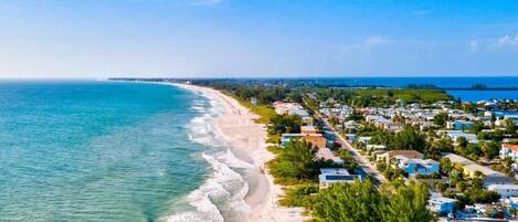 Una playa cerca, sillas reclinables de playa, toallas de playa