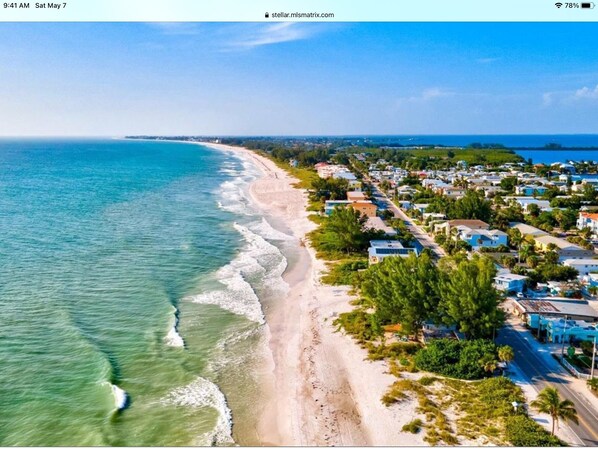 Plage à proximité, chaises longues, serviettes de plage