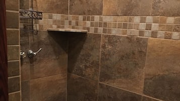 Douche, sĂšche-cheveux, serviettes fournies, savon