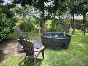 Outdoor spa tub - Secluded Cottage on Cattle Farm and Dog Friendly All Sizes (Vienna)