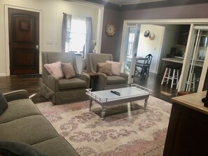 Smart TV, DVD player, books, video library - Secluded Cottage on Cattle Farm and Dog Friendly All Sizes (Vienna)