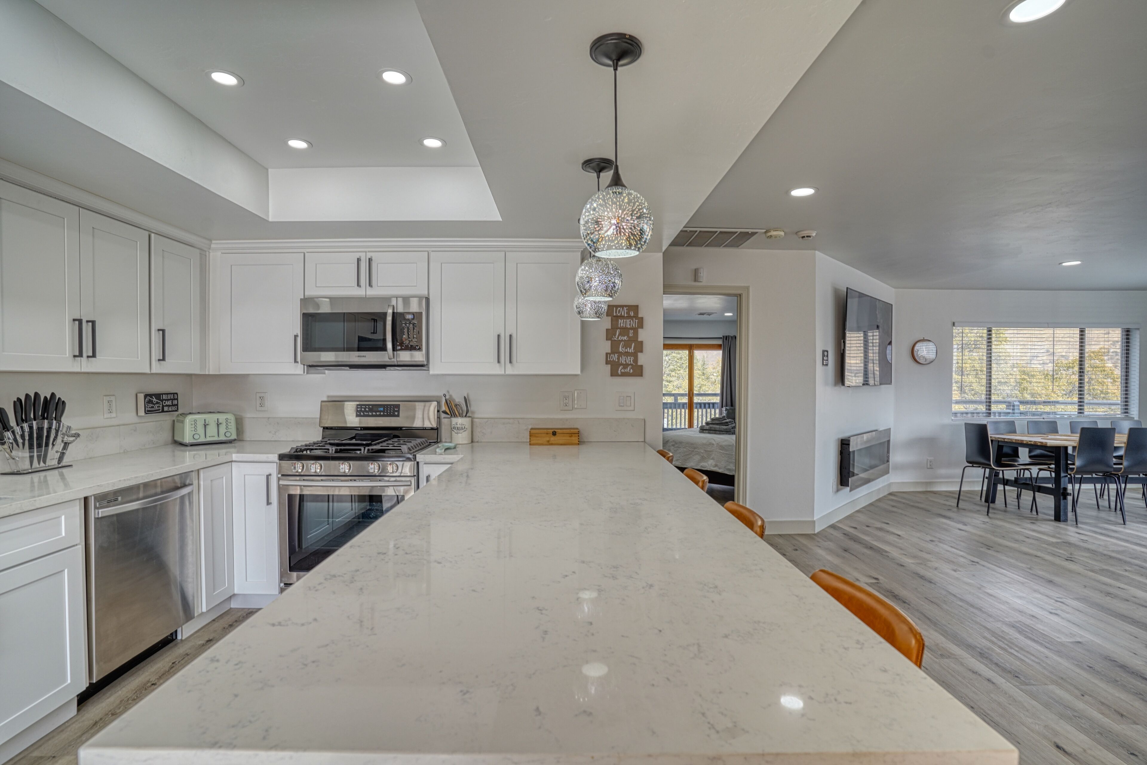 Hillside Terrace House Spa & Saloon -Tesla Charger Available-