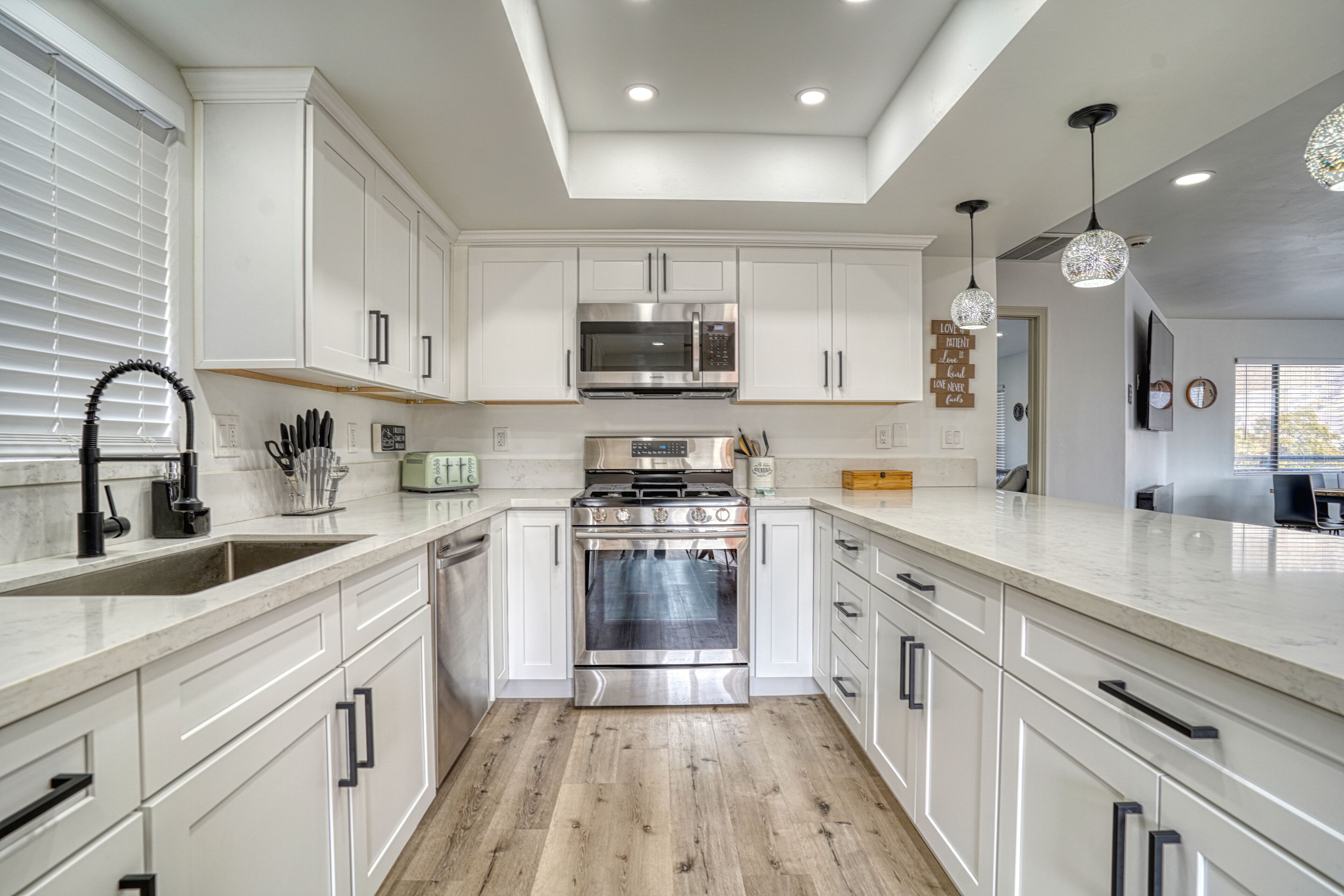 Hillside Terrace House Spa & Saloon -Tesla Charger Available-