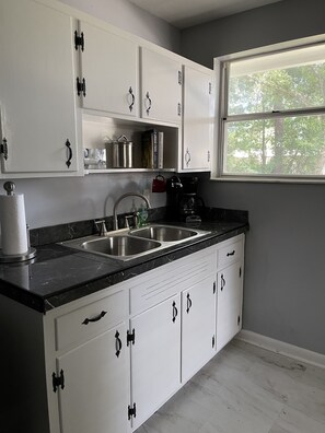 Kjøleskap, mikrobølgeovn, ovn og kokeplater