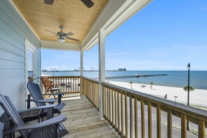Property grounds - Vacation Vibes - Beachfront Home | Steps to the water <10 to downtown Gulfport (Gulfport)