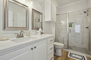 Tina con regadera, secadora de cabello, toallas, jabón 