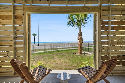 Vacation Vibes - Beachfront Home | Steps to the water <10 to downtown Gulfport 