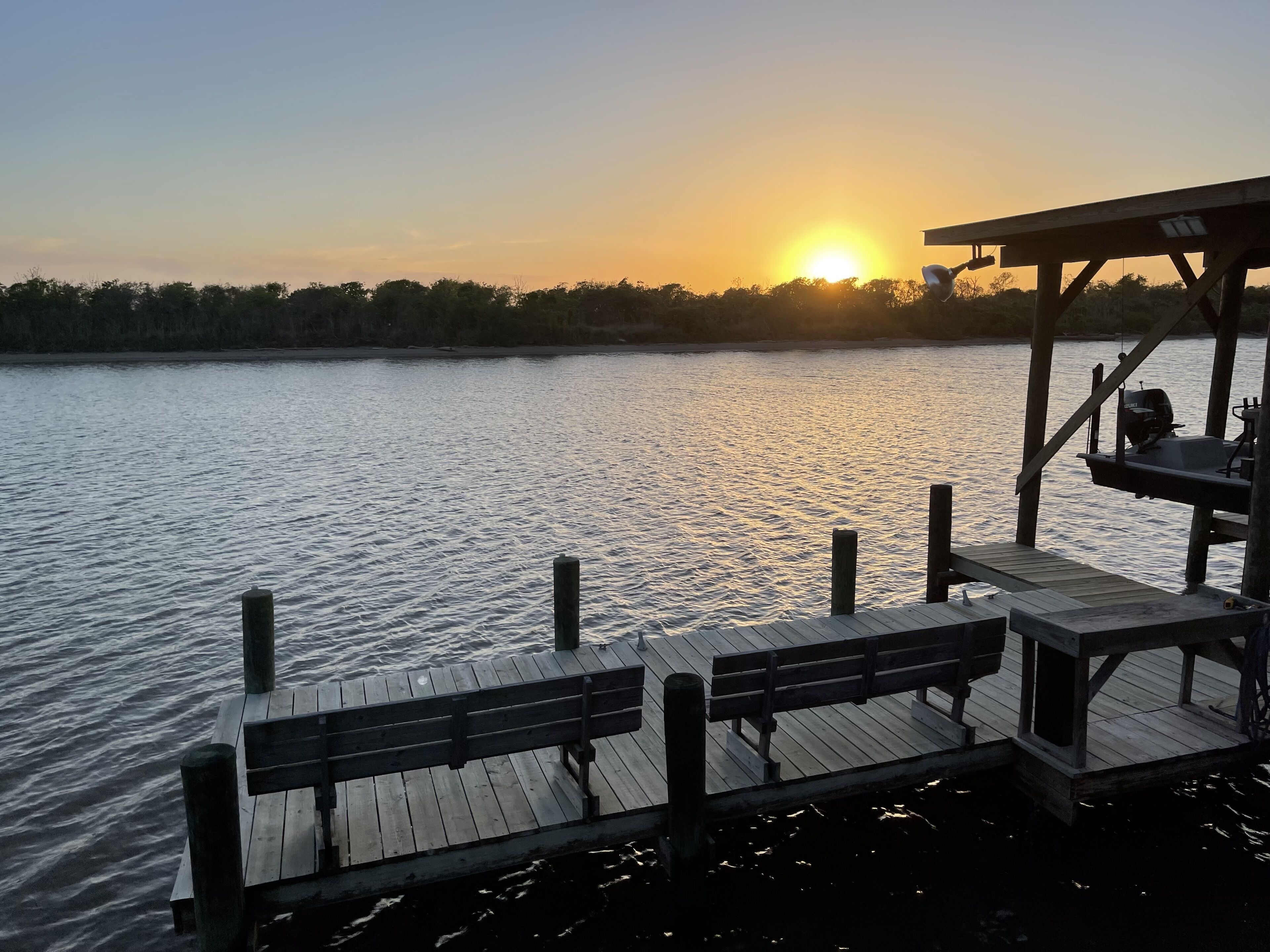 Comfortable Two Bedroom on the river, WIFI, Lighted Pier with beautiful sunsets!