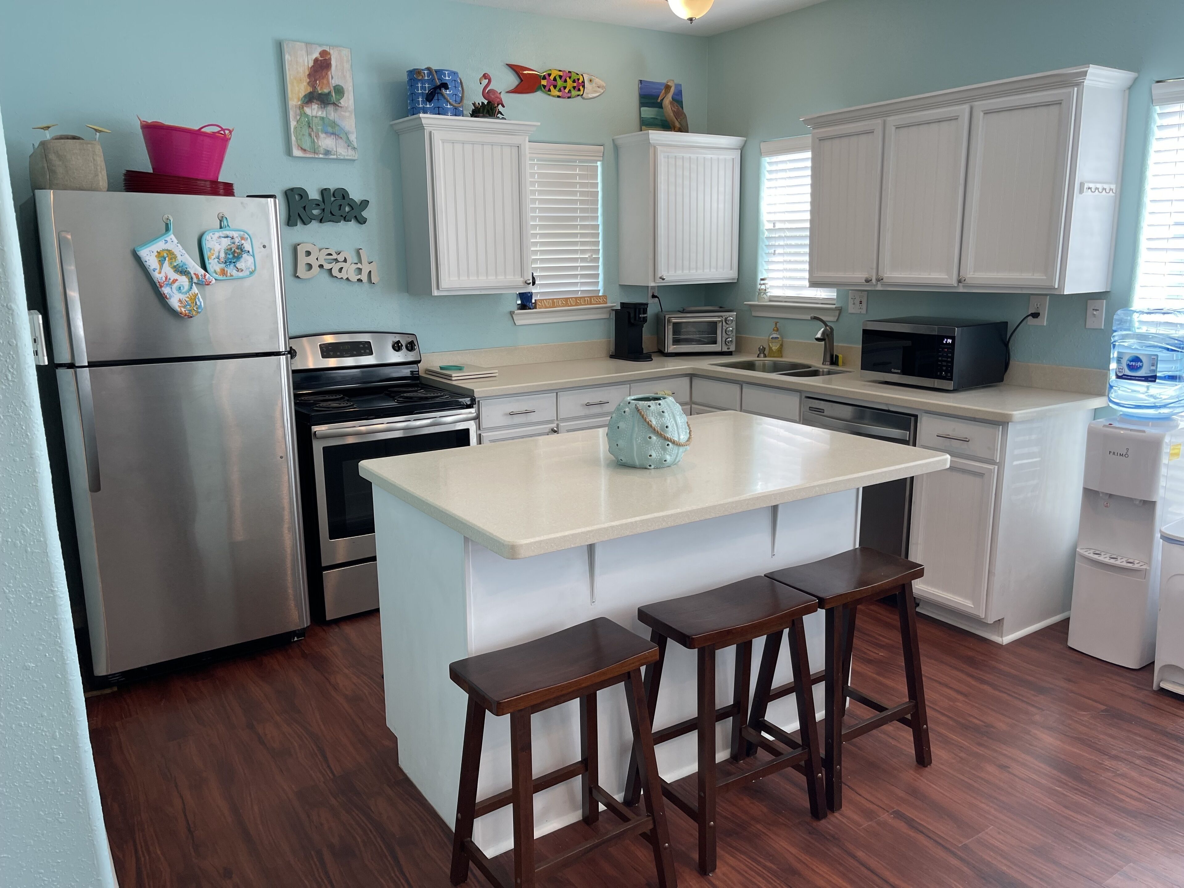 Comfortable Two Bedroom on the river, WIFI, Lighted Pier with beautiful sunsets!