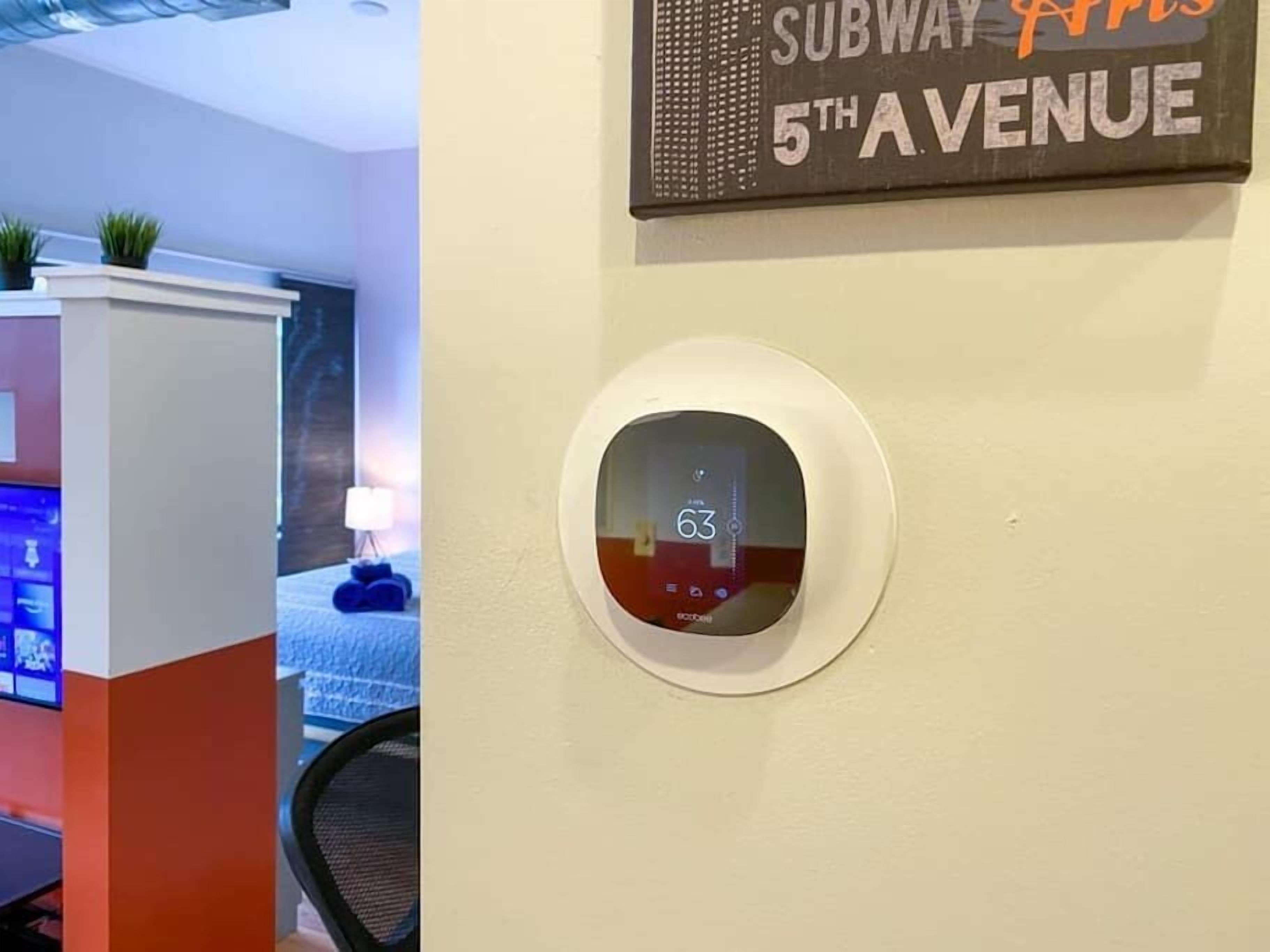 Uptown Modern Condo Park & Walk Uptown & Panthers!