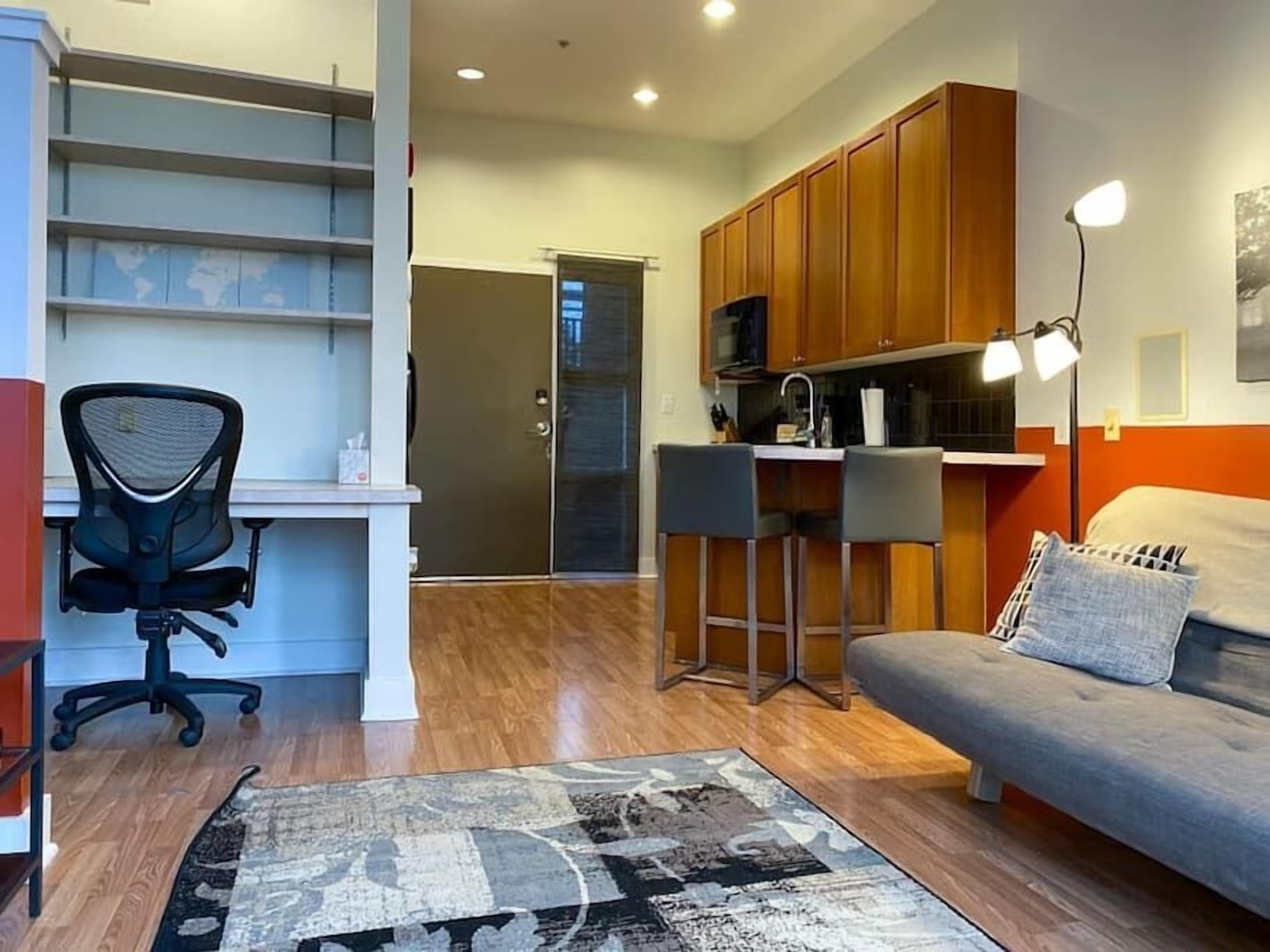 Uptown Modern Condo Park & Walk Uptown & Panthers!