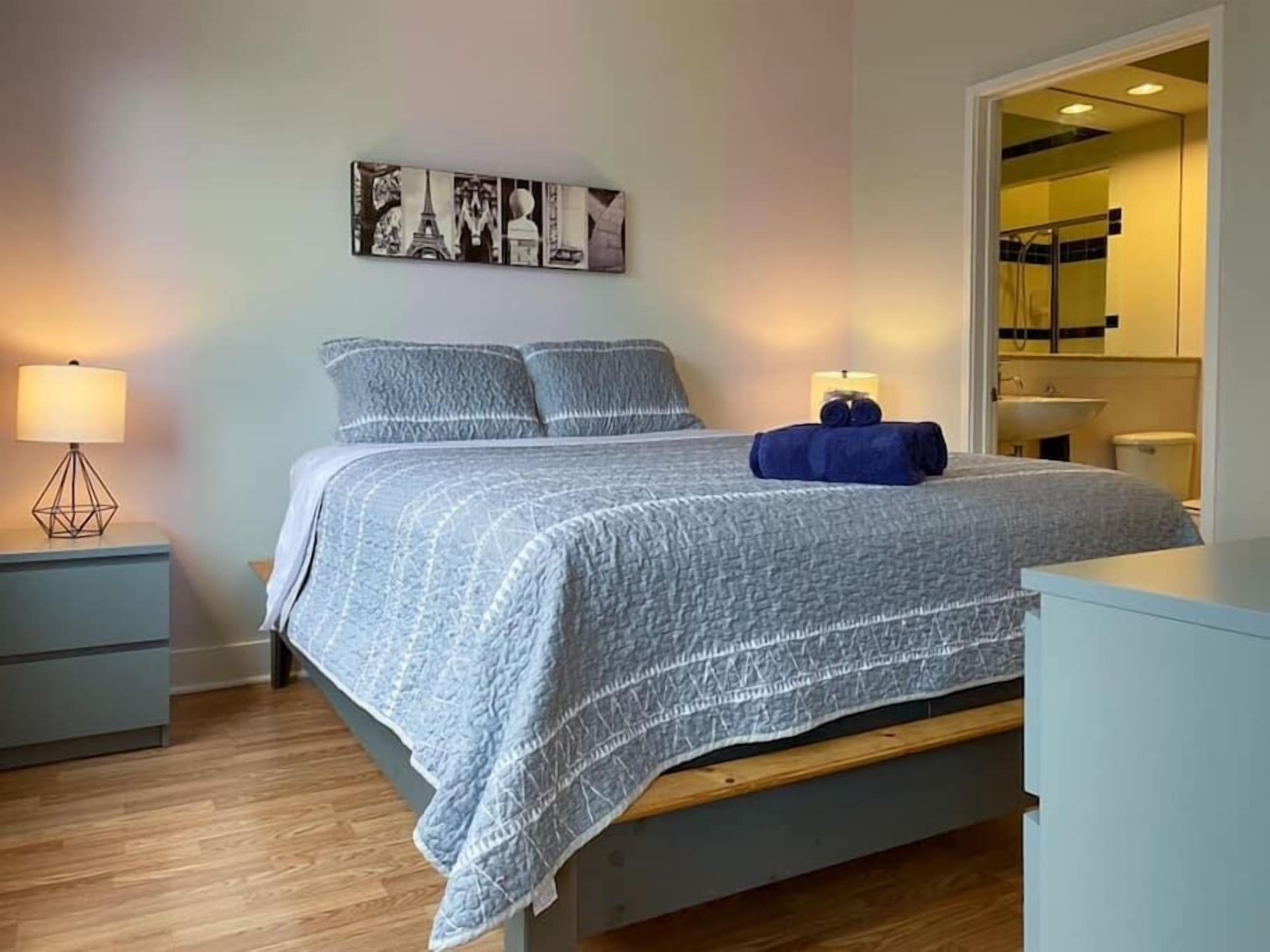 Uptown Modern Condo Park & Walk Uptown & Panthers!