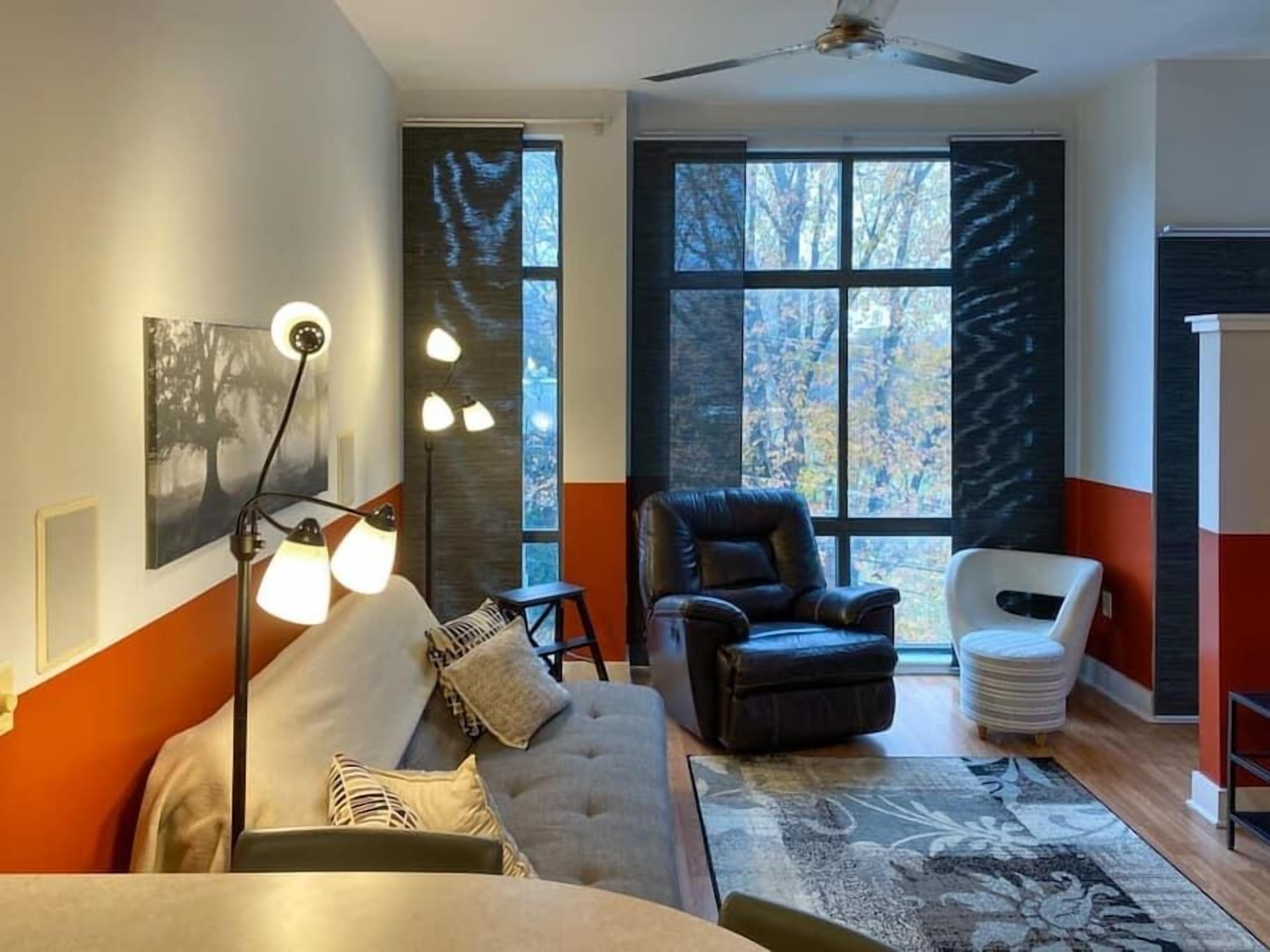 Uptown Modern Condo Park & Walk Uptown & Panthers!