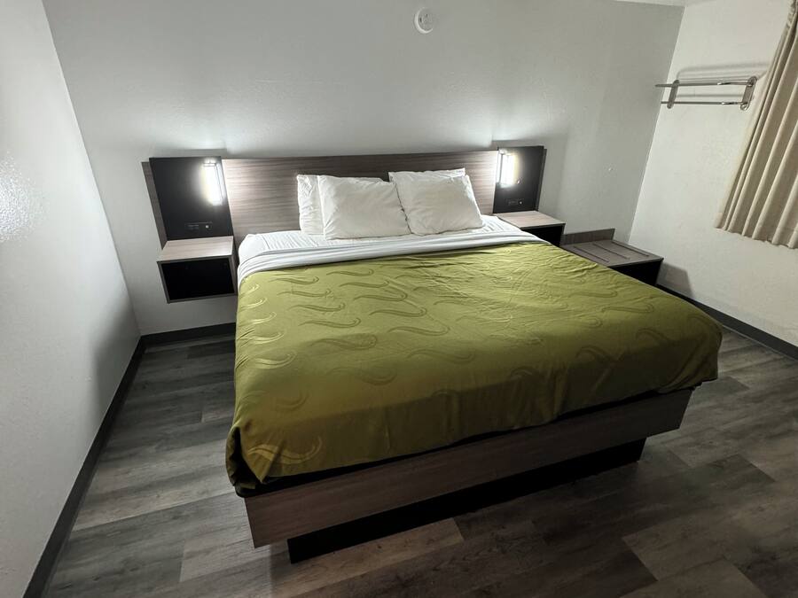 Quarto básico | Cofres nos quartos, cortinas blackout, Wi-Fi de cortesia, roupa de cama