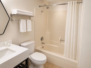 Combined shower/bathtub, towels - Dickinson Inn (Dickinson)