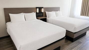Habitación básica doble | Caja fuerte, cortinas opacas, wifi gratis y ropa de cama